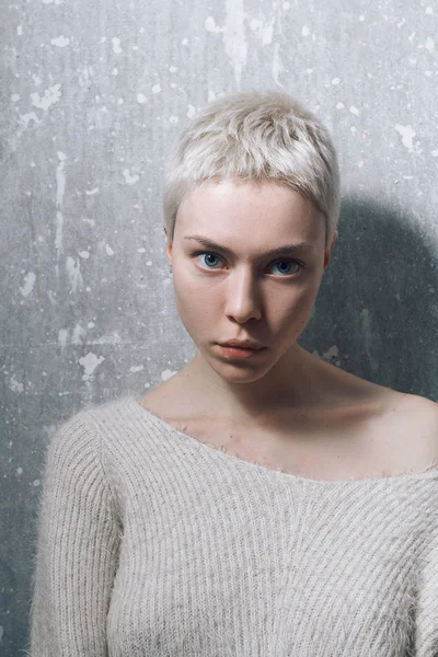 Beton duvara poz güzel sarışın kız