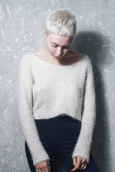 Beton duvara poz güzel sarışın kız