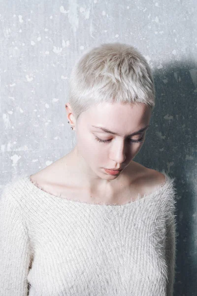 Beton duvara poz güzel sarışın kız