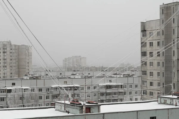 Talvinen näkymä kerrostalojen katoille — kuvapankkivalokuva