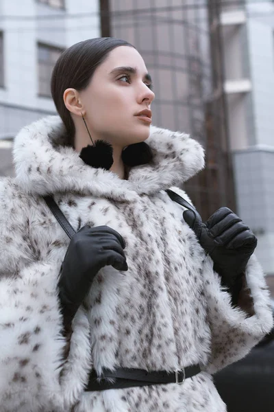 Mulher de negócios bonita em um casaco de peles em um contexto de escritório na rua — Fotografia de Stock