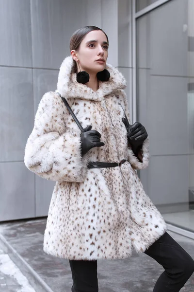Mulher de negócios bonita em um casaco de peles em um contexto de escritório na rua — Fotografia de Stock