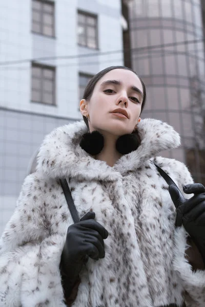 Belle femme d'affaires en manteau de fourrure sur un fond de bureau dans la rue — Photo