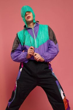  Pembe bir arka plan üzerinde poz bir spor kıyafeti giyen