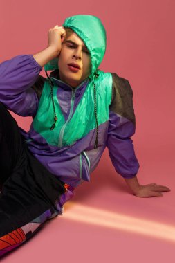  Pembe bir arka plan üzerinde poz bir spor kıyafeti giyen