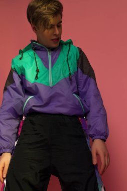  Pembe bir arka plan üzerinde poz bir spor kıyafeti giyen