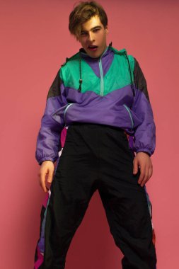  Pembe bir arka plan üzerinde poz bir spor kıyafeti giyen