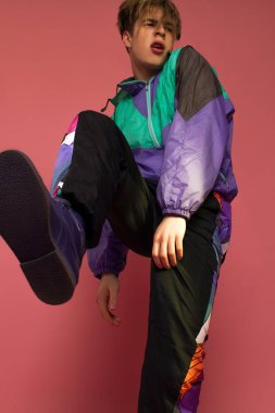  Pembe bir arka plan üzerinde poz bir spor kıyafeti giyen