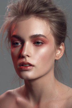 Güzel bir kız ıslak makyaj ve parlak cilt portresi
