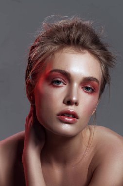 Güzel bir kız ıslak makyaj ve parlak cilt portresi