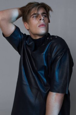 Stüdyo yakışıklı yetişkin erkek dansçı