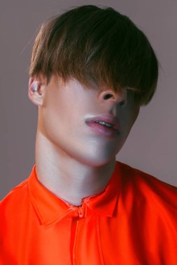 Stüdyo yakışıklı yetişkin erkek dansçı