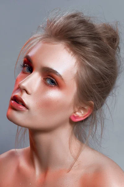 Hermoso retrato de una chica con maquillaje húmedo y piel brillante — Foto de Stock