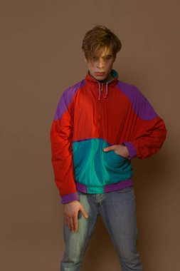 Studio poz 90s hipster şirin çocuk elbise