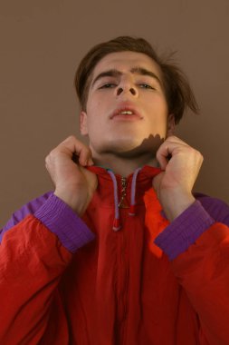 Studio poz 90s hipster şirin çocuk elbise