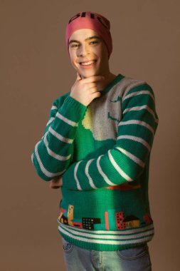 Studio poz 90s hipster şirin çocuk elbise