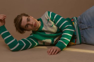 Studio poz 90s hipster şirin çocuk elbise