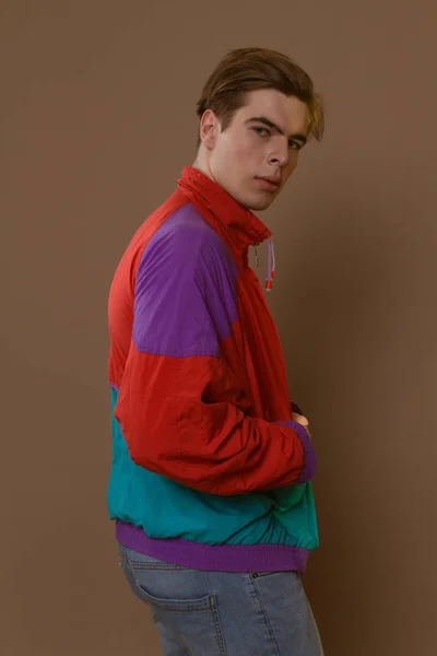 Uroczy facet w hipster ubrania 90s pozowanie Studio — Zdjęcie stockowe