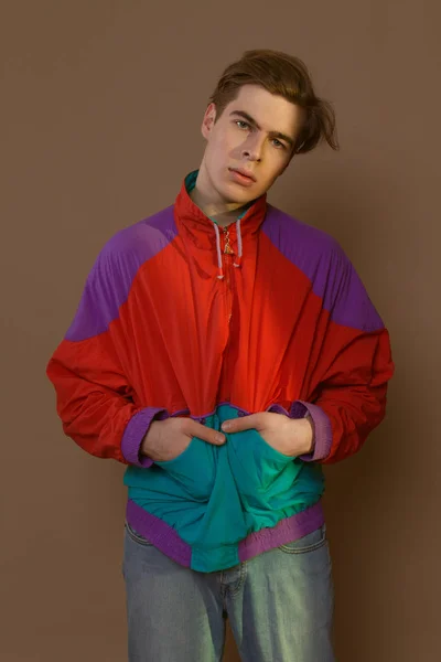 Leuke vent in hipster kleding 90s poseren in studio — Stockfoto