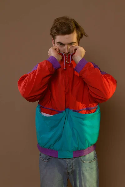 Mignon guy dans hipster vêtements 90s posant dans studio — Photo