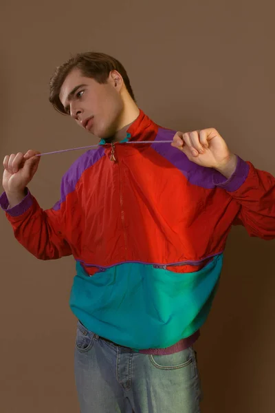 Roztomilý kluk v bederní oblečení 90. let představují ve studiu — Stock fotografie