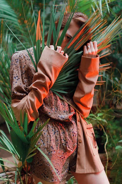 Chica con estilo entre las plantas exóticas en la selva — Foto de Stock