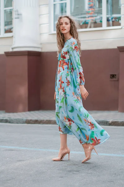 スタイリッシュな服を着て街を歩く美しい、背の高い女の子モデル外観 — ストック写真