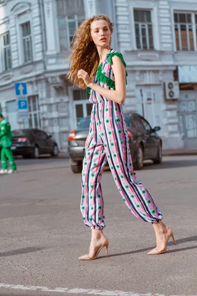 Aparência modelo menina bonita e alta em roupas elegantes andando pela cidade — Fotografia de Stock