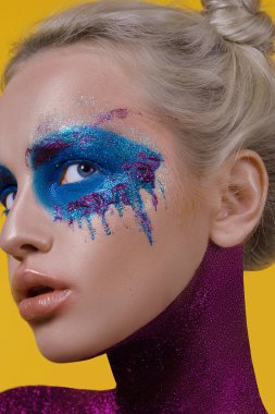Güzel bir kız sanat makyaj ve boyalı bir vücut portresi