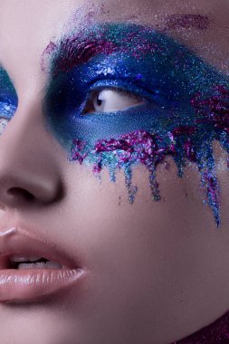 Güzel bir kız sanat makyaj ve boyalı bir vücut portresi