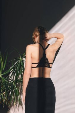 Sütyen çekici sarışın kız güzel güneşin altında oturur