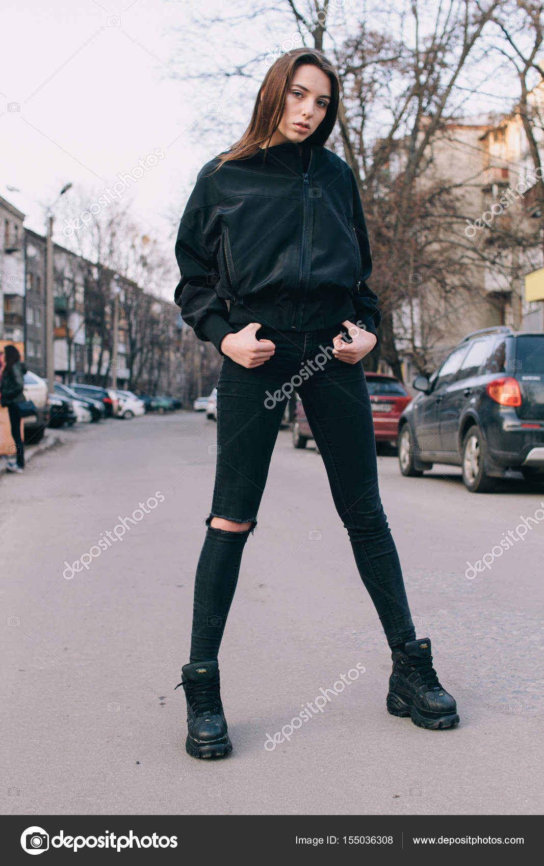 Una chica joven y elegante en ropa de moda camina por la calle en la ciudad: fotografía de stock alexbutko_com #155036308 |