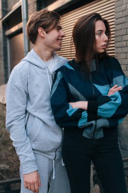 Genç ve şık iki moda giysiler içinde kentin cadde boyunca yürüme