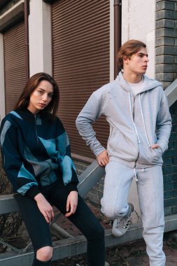 Genç ve şık iki moda giysiler içinde kentin cadde boyunca yürüme