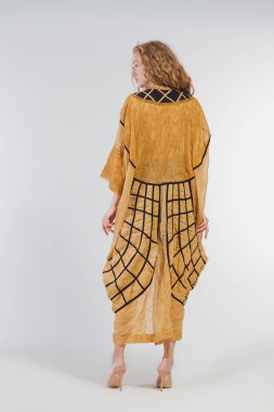 Studio moda giysileri beyaz bir arka plan üzerinde güzel kız