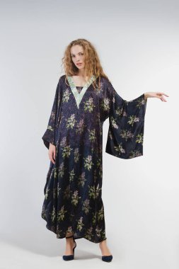 Studio moda giysileri beyaz bir arka plan üzerinde güzel kız