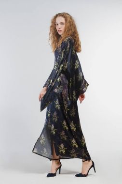 Studio moda giysileri beyaz bir arka plan üzerinde güzel kız