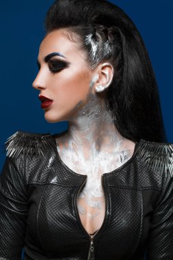 Mavi bir arka plan üzerinde yaratıcı makyajlı kız