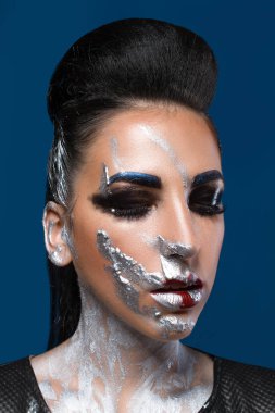 Mavi bir arka plan üzerinde yaratıcı makyajlı kız