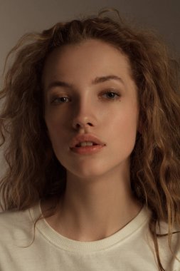 Güzel kız portre Studio kıvırcık saçlı