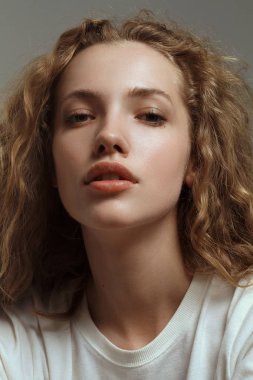 Güzel kız portre Studio kıvırcık saçlı