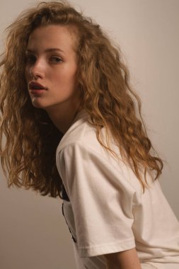 Güzel kız portre Studio kıvırcık saçlı