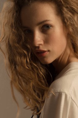 Güzel kız portre Studio kıvırcık saçlı