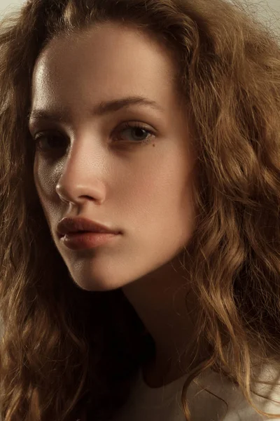 Gyönyörű lány göndör haj stúdió portré — Stock Fotó