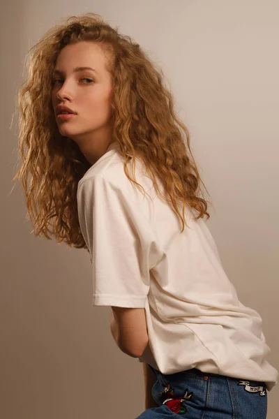 Magnifique portrait de fille en studio avec des cheveux bouclés — Photo