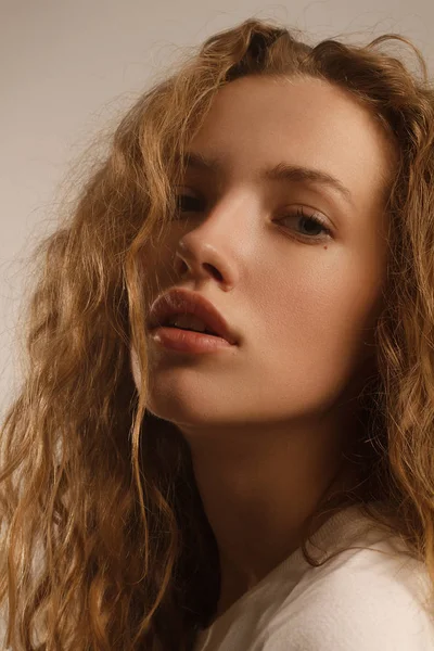 Hermoso retrato de chica en estudio con pelo rizado — Foto de Stock