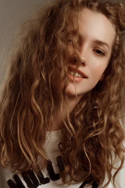 Magnifique portrait de fille en studio avec des cheveux bouclés — Photo