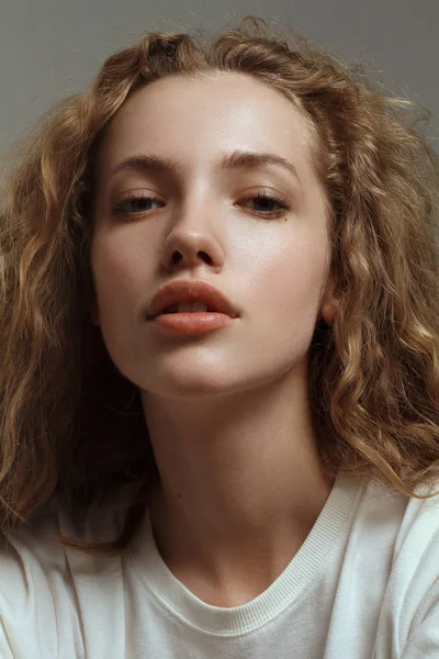 Güzel kız portre Studio kıvırcık saçlı