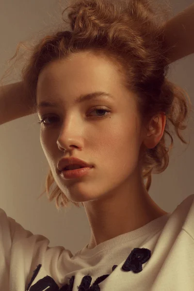 Hermoso retrato de chica en estudio con pelo rizado —  Fotos de Stock