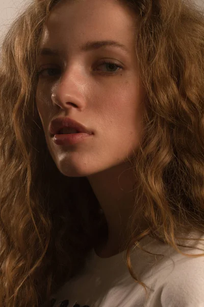 Magnifique portrait de fille en studio avec des cheveux bouclés — Photo